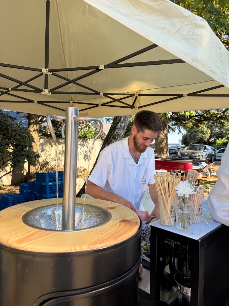 Barman La Cascade à Cocktails en prestation sous tente réception